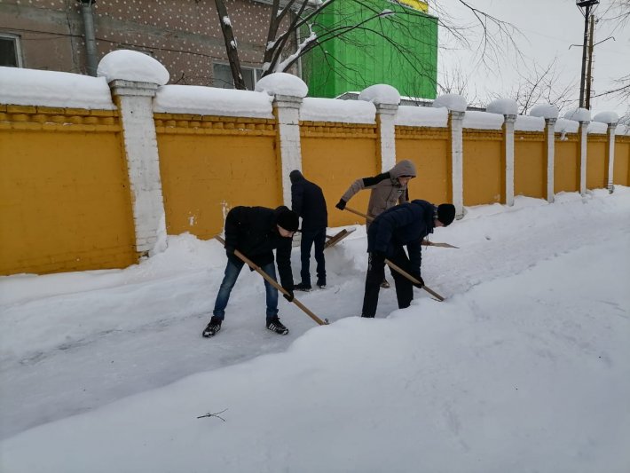 Волонтеры техникума на уборке снега