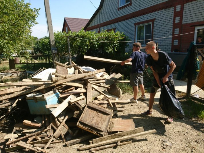 Волонтеры техникума на ликвидации последствий наводнения в Горячем ключе