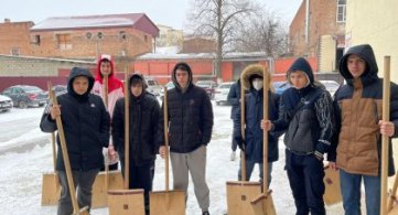 Студенты АМТТ на уборке снега