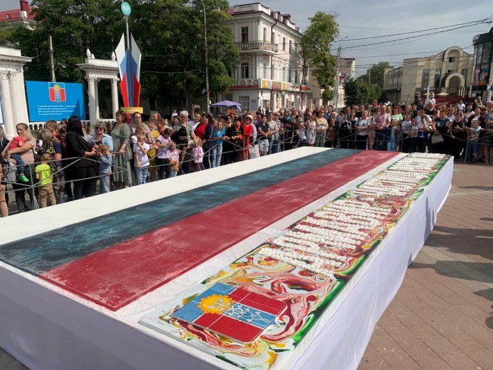 Самый большой флаг России, выполненный из мармелада, созданный в честь 184 годовщины со Дня образования Армавира
