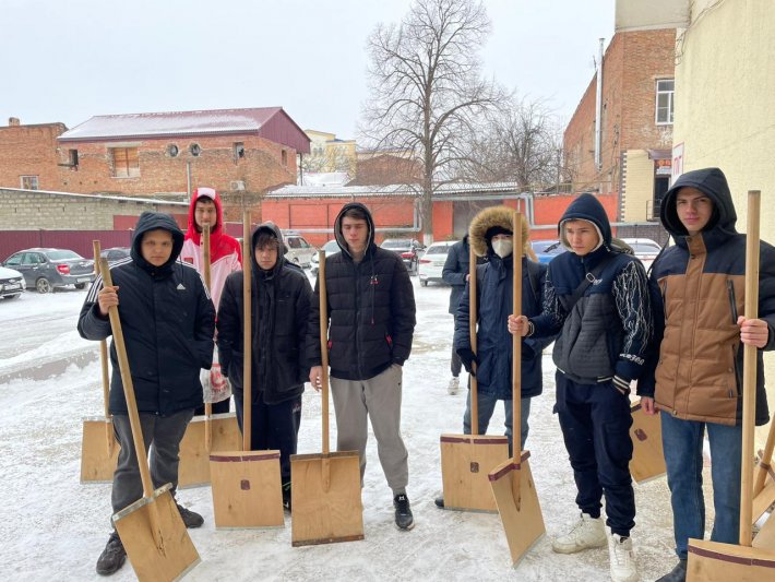 Студенты АМТТ на уборке снега